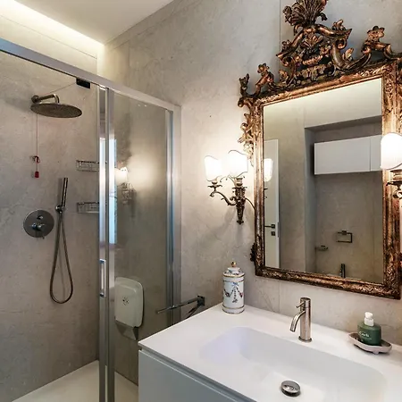 65 - The House Of Travelers Como