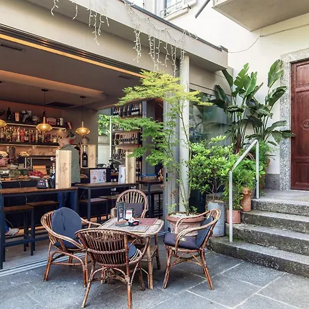 65 - The House Of Travelers * Como