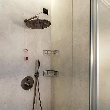 65 - The House Of Travelers * Como