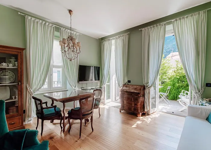 65 - The House Of Travelers * Como