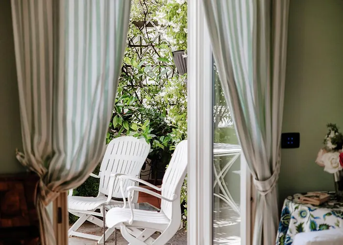 65 - The House Of Travelers * Como