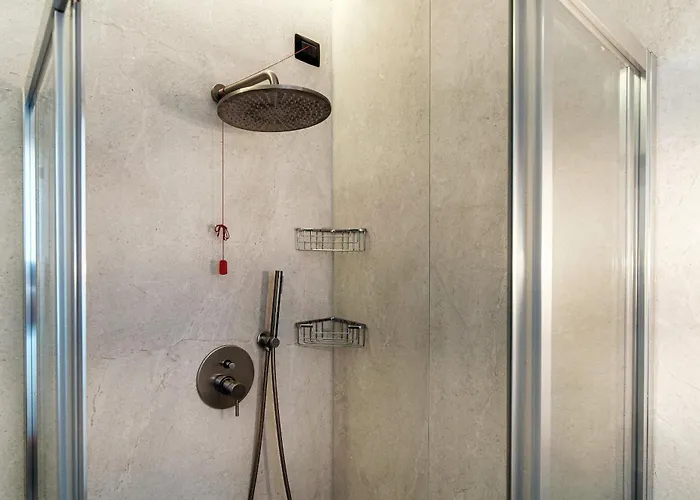 65 - The House Of Travelers * Como