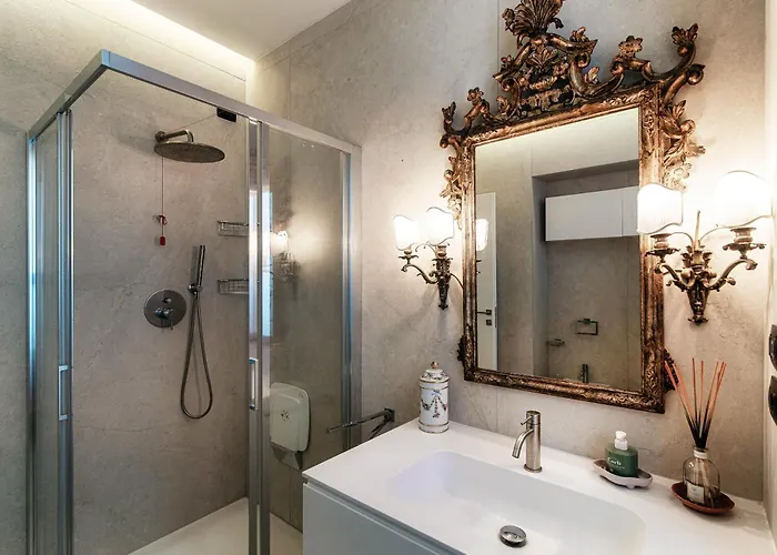 65 - The House Of Travelers Como