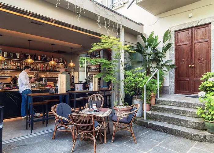 65 - The House Of Travelers * Como