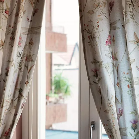 65 - The House Of Travelers Como