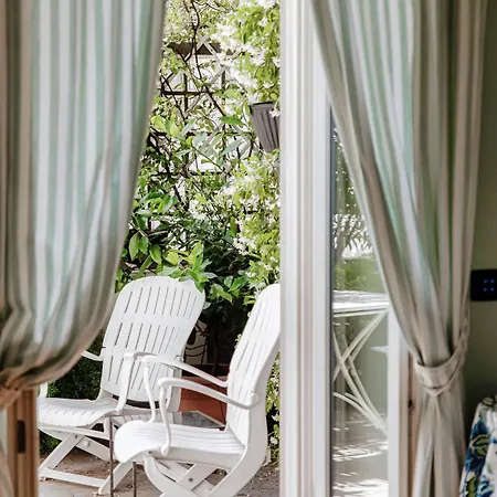 65 - The House Of Travelers * Como